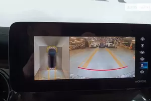Активний паркувальний асистент із функцією огляду на 360°
